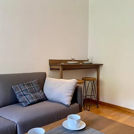 Apartment 20, Centar *