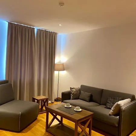 Apartment 20, Centar