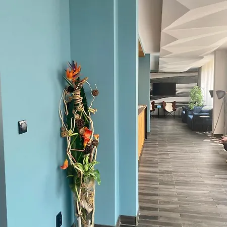 Apartment 20, Centar
