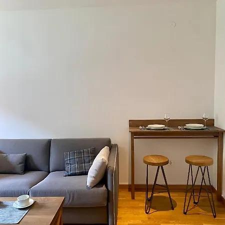 Apartment 20, Centar *